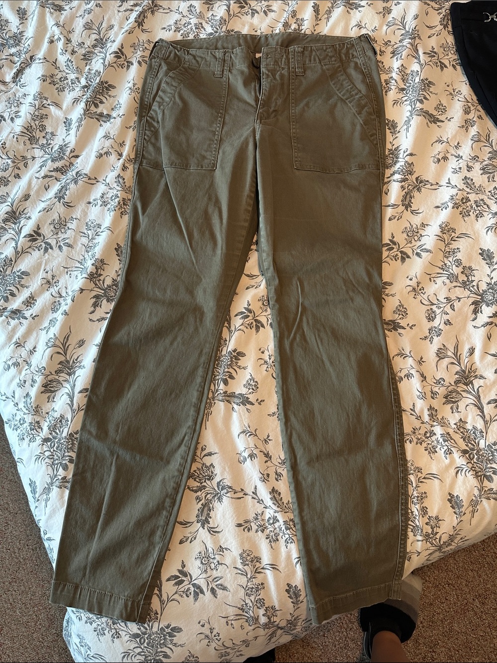 Cabi Women’s Olive Green Casual Pants